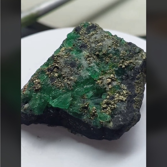 Amazing rough emerald stone with rock ! What you do?? - Picture 4 of 4